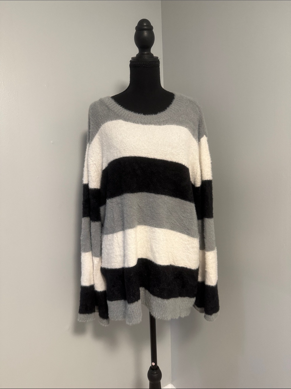 VENUS Fuzzy Crewneck Sweater in Gray, Black & White